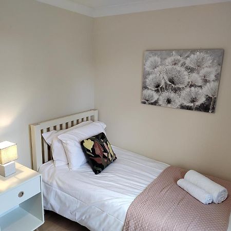 Wentworth Drive Contractor And Family 3 Bed Home Грентем Екстер'єр фото