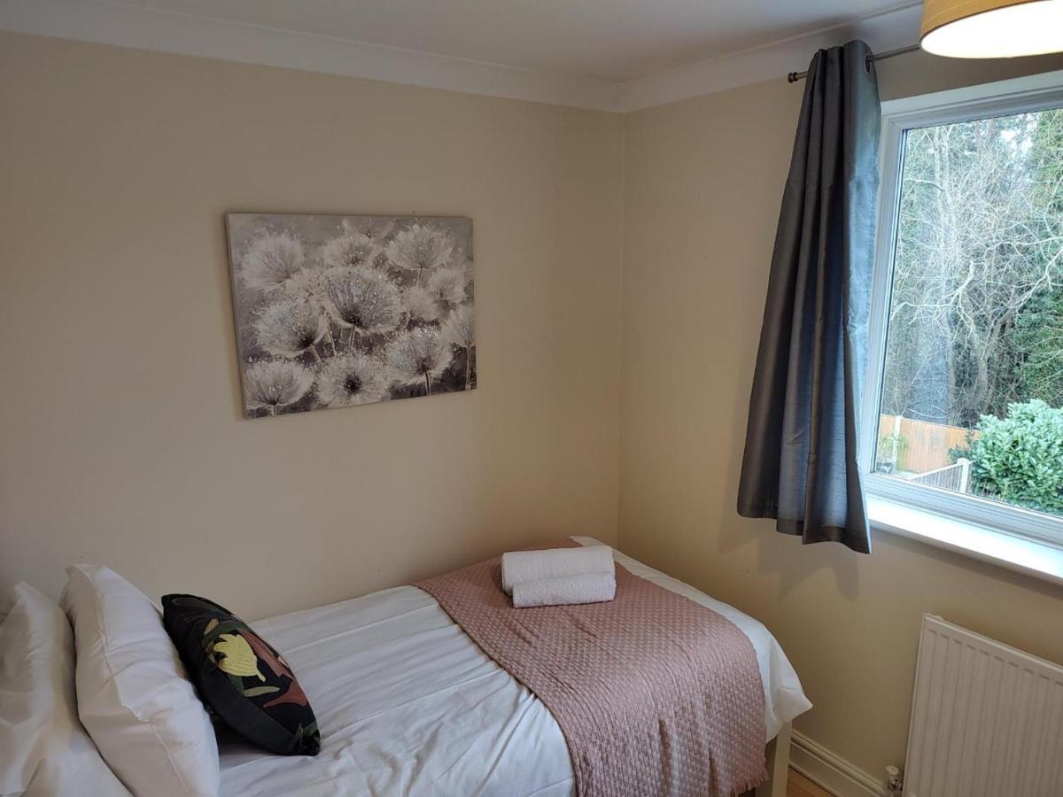 Wentworth Drive Contractor And Family 3 Bed Home Грентем Екстер'єр фото