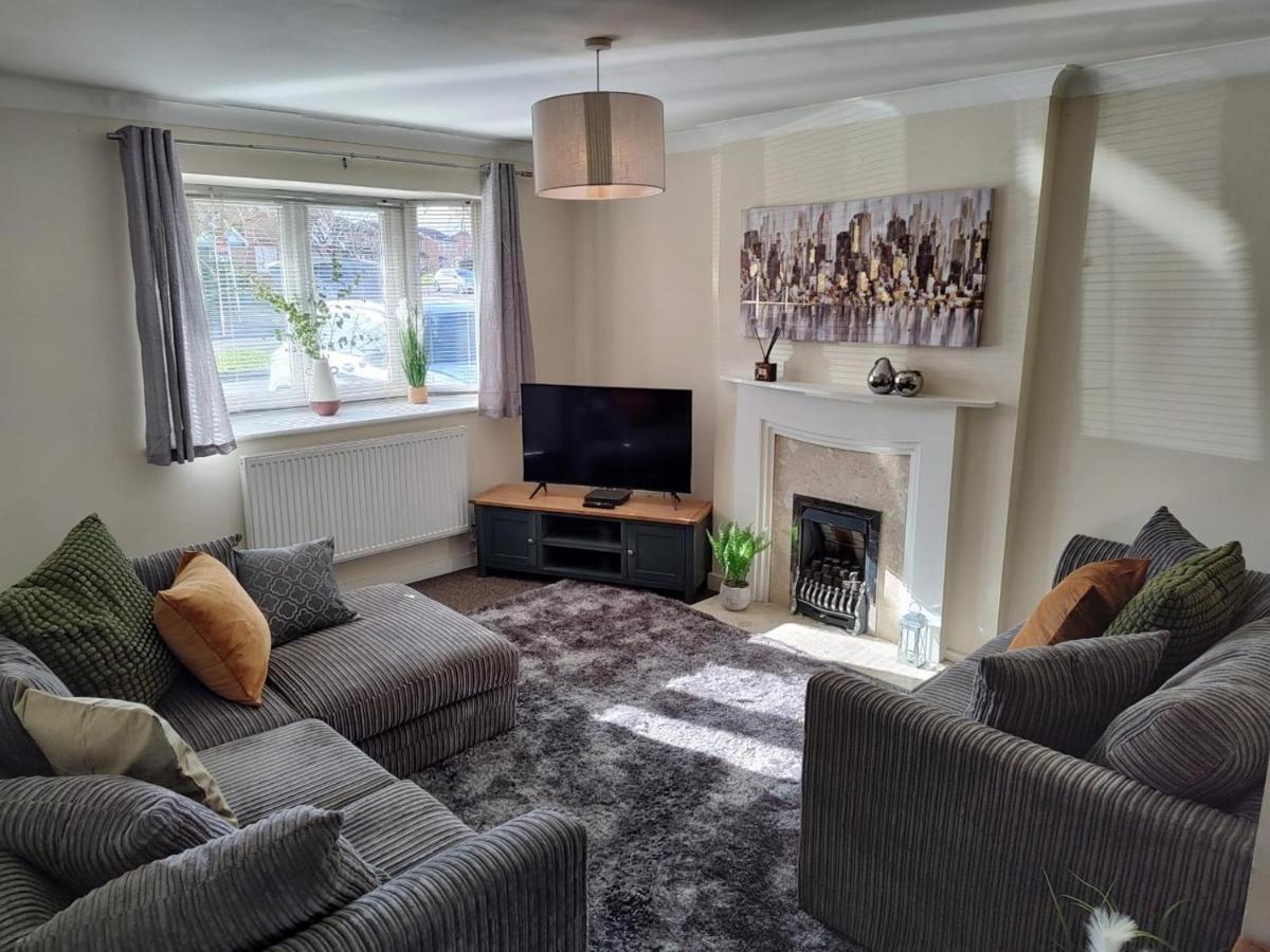 Wentworth Drive Contractor And Family 3 Bed Home Грентем Екстер'єр фото