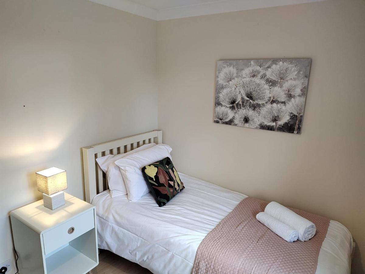 Wentworth Drive Contractor And Family 3 Bed Home Грентем Екстер'єр фото