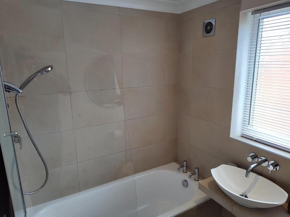 Wentworth Drive Contractor And Family 3 Bed Home Грентем Екстер'єр фото