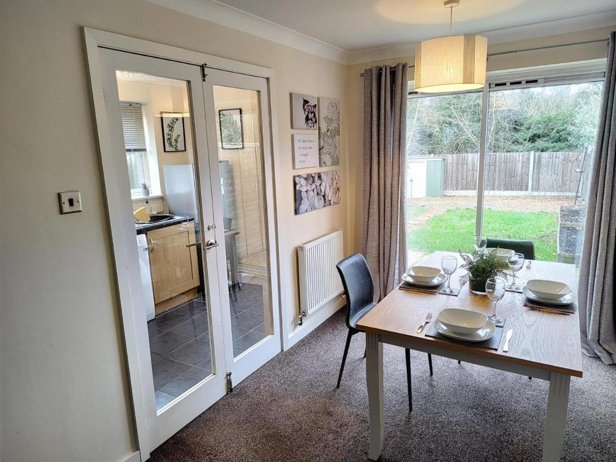 Wentworth Drive Contractor And Family 3 Bed Home Грентем Екстер'єр фото